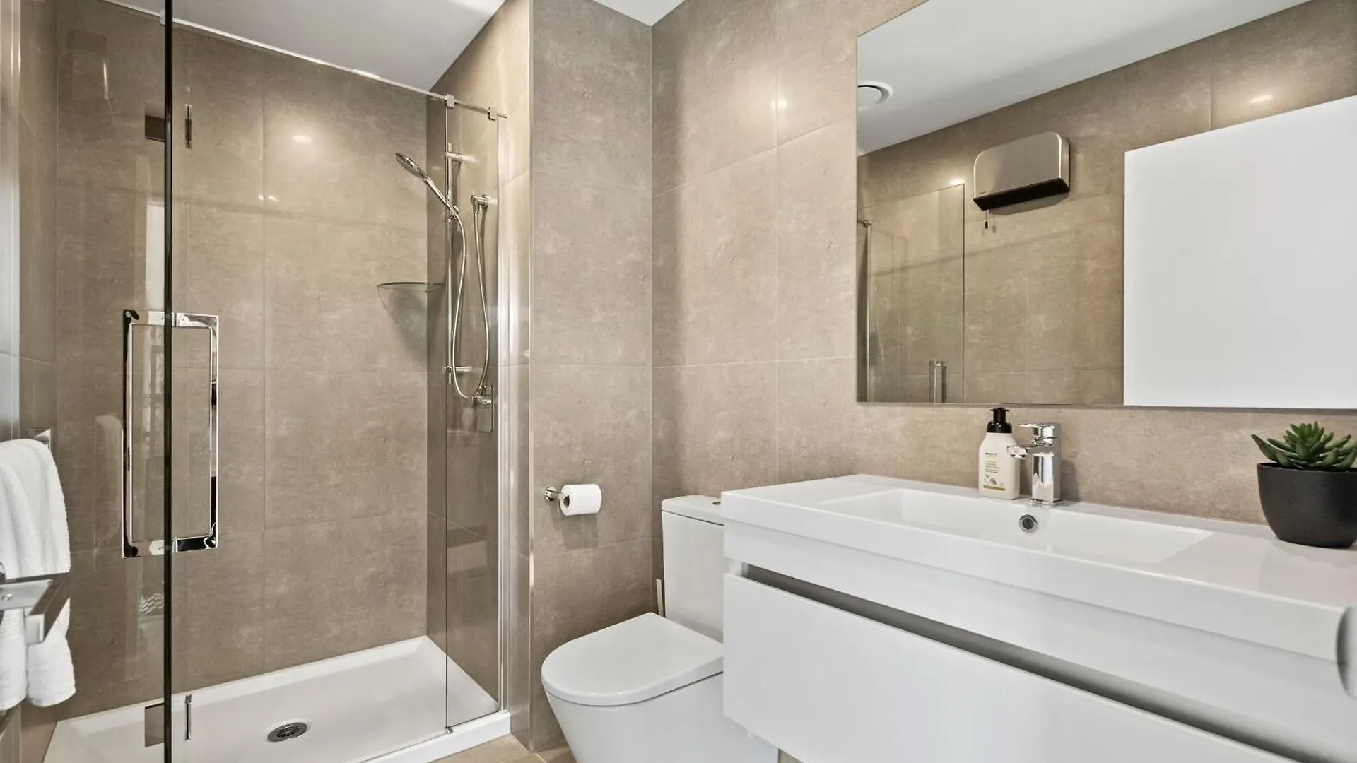 2 Bdr 2Bth On Peterborough 1 Min Walk To Town Hall Christchurch